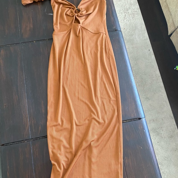 FIND YOUR WAY BACK BROWN RING LINK HALTER RIBBED DRESS - Picture 2 of 4